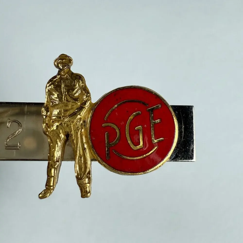 PGE Logo Oct 1962 Standing Men Advertising Mens 1/20 12kgf Tie Bar Clip Jewelry